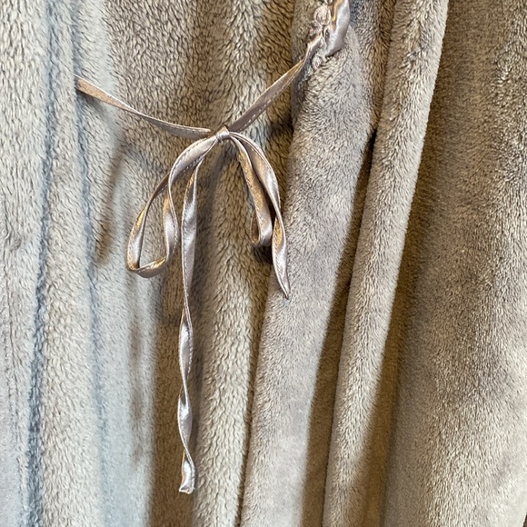 Oscar de la Renta bathrobe with beautiful trimming and belt. Size small. Gray. - Picture 11 of 12